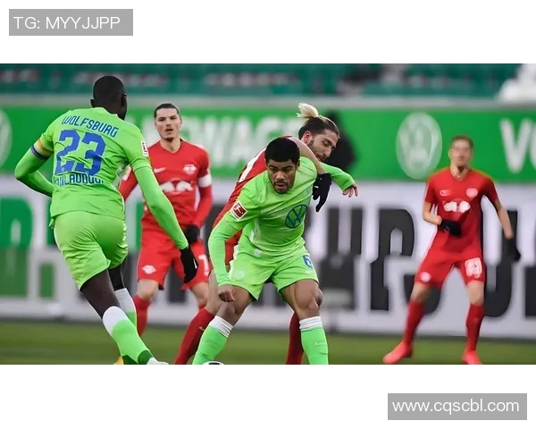 狼堡与沙尔克激战正酣德甲赛场再掀精彩对决 狼堡与沙尔克激战正酣德甲赛场再掀精彩对决